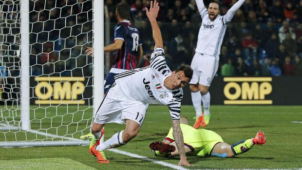 Mario Mandzukic memecah kebuntuan Juventus saat melawan Crotone.
