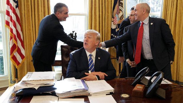 Donald Trump menandatangani perintah eksekutif kontreversialnya, akhir Januari lalu.