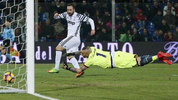 Gonzalo Higuain menggandakan keunggulan Juventus pada menit ke-74.