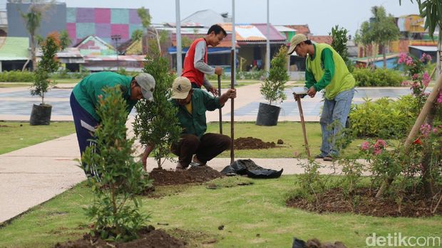 Risma Cek Lokasi Hari Peduli Sampah Nasional di Taman Surabaya