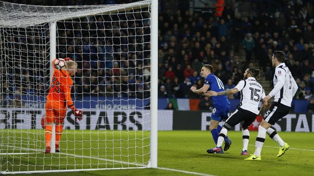 Andy King mencetak gol pertama Leicester.