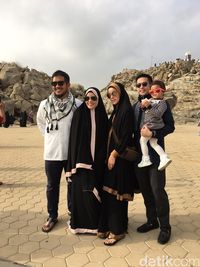Foto: Gaya Hijab Syar'i Dewi Sandra Selama Umrah Foto: Gaya Hijab Syar'i Dewi Sandra Selama Umrah
