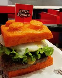Yummy! Ada Burger dengan Warna Warni Cerah Seperti Lego!