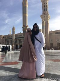 Foto Gaya Hijab Syari Dewi Sandra Selama Umrah