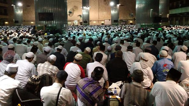 Massa Aksi 112 Gelar Salat Tahajud Berjamaah di Masjid Istiqlal