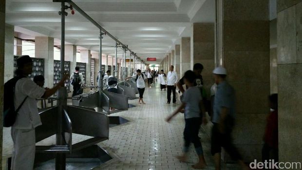 Suasana Masjid Istiqlal usai aksi 112