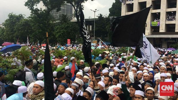 Peserta aksi 112 yang melakukan aksi doa bersama di Masjid Istiqlal.