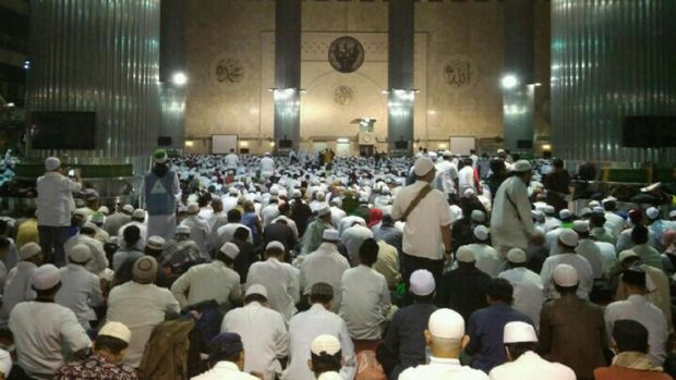 Massa Aksi 112 Gelar Salat Tahajud Berjamaah di Masjid Istiqlal