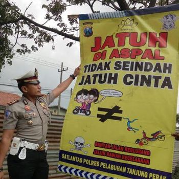 Banner 'Jatuh di Aspal tidak Seindah Jatuh Cinta' Ditemui di Kalianak