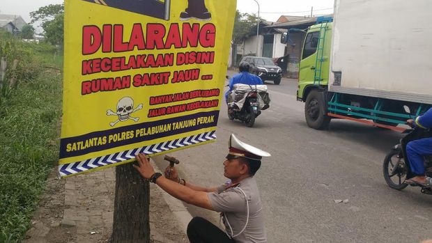 Banner 'Jatuh di Aspal tidak Seindah Jatuh Cinta' Ditemui di Kalianak