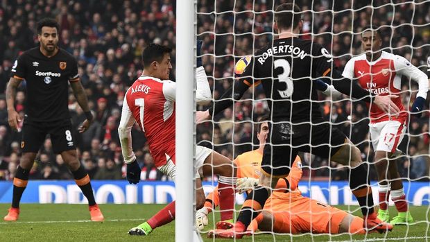 Proses terjadinya gol Alexis Sanchez di babak pertama. Bola muntahan terpental ke dalam gawang setelah membentur tangan Alexis Sanchez.