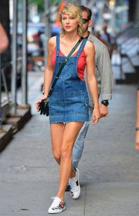 Gaya Taylor Swift Sampai Syahrini Pakai Sneakers Gucci Rp