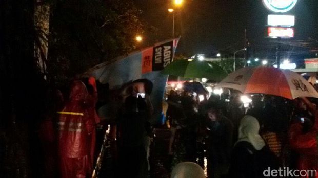 Pencopotan dilakukan sesuai instruksi KPU DKI Jakarta dalam memasuki minggu tenang kampanye mulai 12 hingga 14 Februari. 