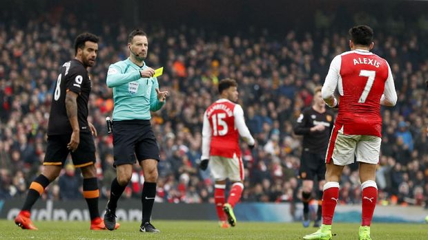 Pada akhir pekan lalu, Mark Clattenburg masih memimpin laga antara Arsenal melawan Hull City.