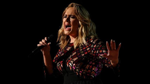 Adele saat tampil di panggung Grammy.