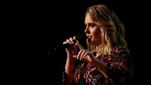 Adele membuka Grammy dengan Hello.