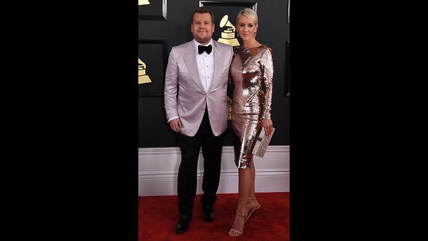 James Corden dengan jas berwarna sampanye-nya.
