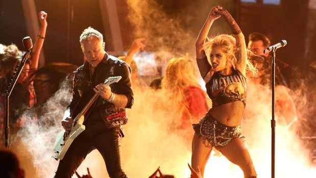 Aksi 'Panas' Lady Gaga & Metallica Terganggu Insiden Mikrofon