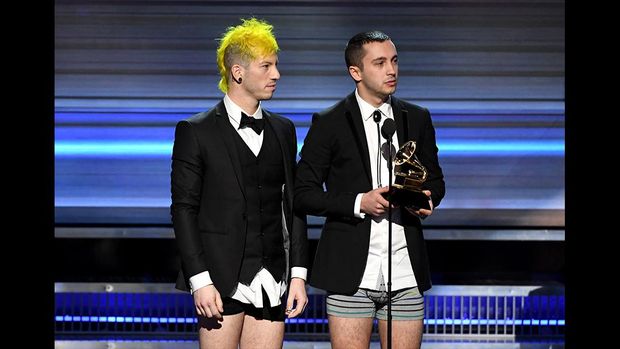 Twenty One Pilots memenangi Best Pop Duo/Group Performance.