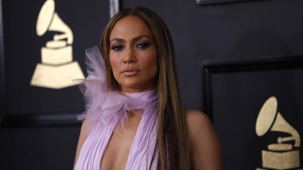JLo sempatkan hadir di Grammy Awards 2017 meskipun dirinya sibuk di Vegas dan syuting film.
