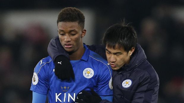 Shinji Okazaki (kanan) kecewa setelah Leicester City ditekuk Swansea 0-2, Minggu (12/2).