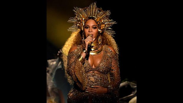 Beyonce menerima penghargaan Grammy ke-duanya.