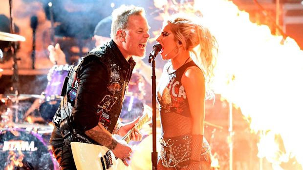 Penampilan Lady Gaga bersama Metallica di Grammy Awards 2017.