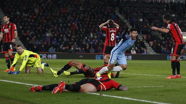 Sergio Aguero merayakan gol ke gawang AFC Bournemouth.