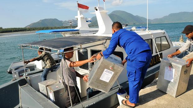 Polisi Air Polda Aceh memasukkan ogistik pilkada ke kapal patroli guna pendistribusian di pelabuhan Ulee Lheue, Banda Aceh, Selasa (14/2). 