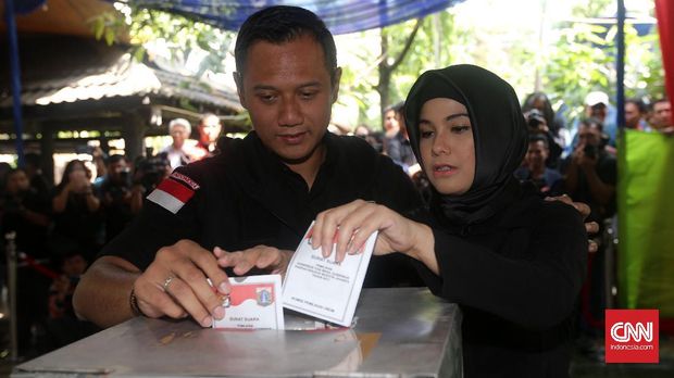 Agus dan Annisa saat mencoblos. (