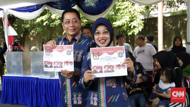 Calon wakil gubernur nomor urut satu Sylviana Murni saat memberikan hak pilihnya di TPS 103 Kecamatan Duren Tiga, Kelurahan Pondok Kelapa, Jakarta Timur, bersama suami Gde Sarjana.