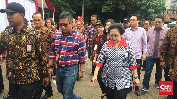 Megawati Mencoblos Bersama Anak Cucu di Kebagusan