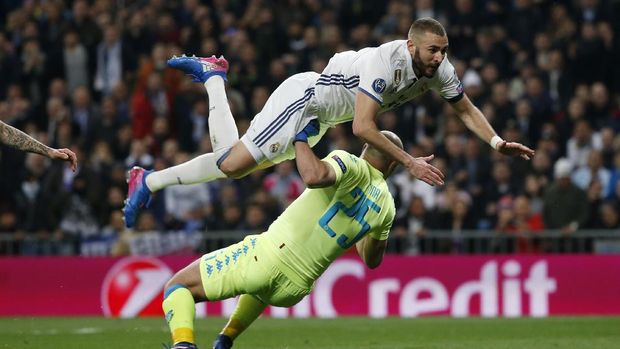 Karim Benzema mencetak gol pertama Real Madrid saat melawan Napoli.