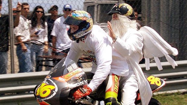 Tingkah polah Valentino Rossi yang kerap menghadirkan hal-hal menghibur di sirkut seperti ketika di Rio de Janeiro.