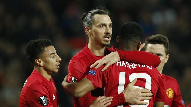 Zlatan Ibrahimovic berhasil beradaptasi dengan para pemain muda Manchester United.