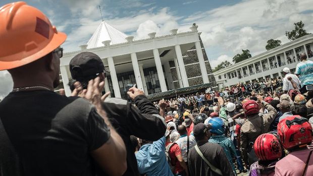 Ratusan karyawan PT Freeport Indonesia demonstrasi di Kantor Bupati Mimika, Papua, Jumat (17/2). Mereka mendesak pemerintah memberikan izin ekspor kepada Freeport.