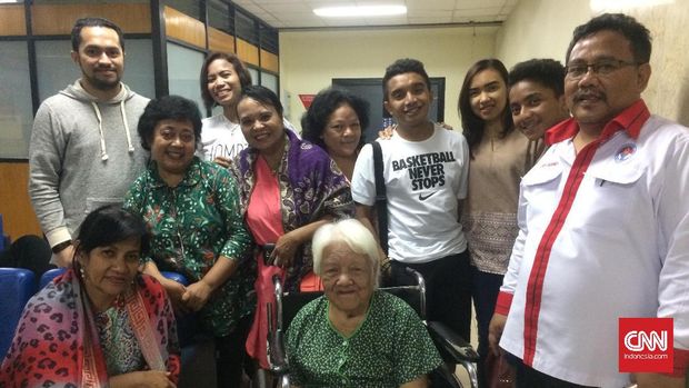 Keluarga Ellyas Pical dan Edi Nurianda (kanan) mendampingi di Rumah Sakit Harapan Kita.