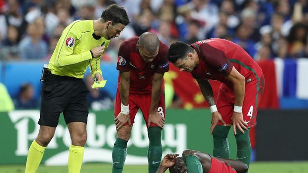Salah satu momen terbaik dalam karier Mark Clattenburg adalah ketika ia memimpin final Piala Eropa.