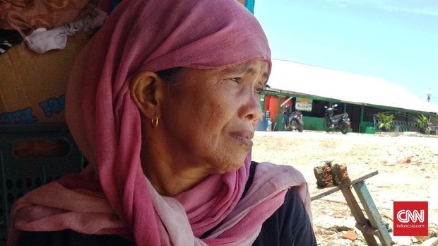 Asmawati hanya bisa meratapi puing rumahnya dari kejauhan (CNN Indonesia/Elise Dwi Ratnawati)