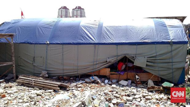 Warga masih bertahan di antara puing sisa gusuran (CNN Indonesia/Elise Dwi Ratnawati)