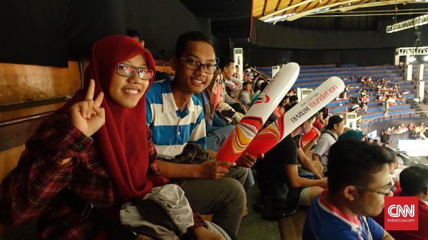 Bakti Nur Utama (kanan) dan Alvia Nur Chahya menyaksikan Djarum Superliga di DBL Arena, Minggu (19/2).