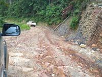 Sehari Menjajal Jalan Trans Papua yang Menembus Gunung