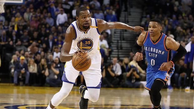 Mulai musim ini Kevin Durant memutuskan hijrah ke Golden State Warriors dan tak lagi bahu-membahu dengan Russell Westbrook di Oklahoma City Thunder.