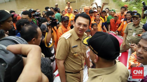 Gubernur Ahok saat meninjau penanganan banjir pada Februari lalu