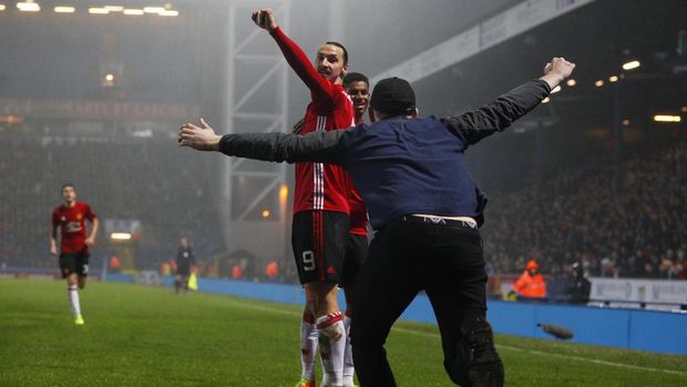 Fan Manchester United yang nekat masuk ke lapangan untuk merayakan gol Zlatan Ibrahimovic.