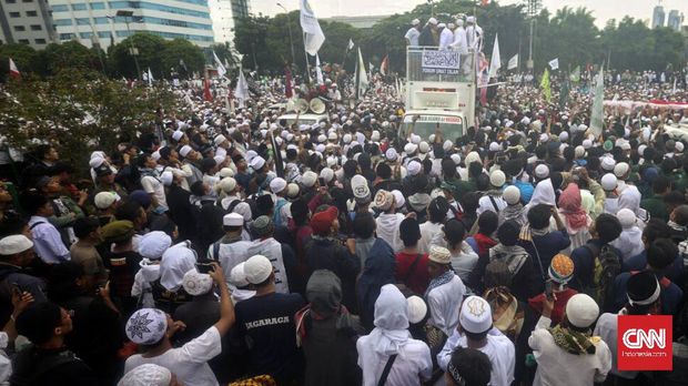 Forum Umat Islam (FUI) menggelar unjuk rasa bertajuk Aksi 212 di depan Gedung MPR/DPR, Jakarta, Selasa (21/2). Dalam aksinya mereka akan meminta DPR untuk mendesak pemerintah memberhentikan sementara Gubernur DKI Jakarta Basuki Tjahaja Purnama.