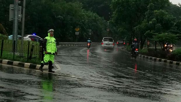 Polisi mengatur lalu lintas di sekitar Halim.