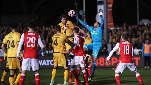 Sutton berusaha mengejar ketinggalan dari Arsenal pada awal babak kedua.
