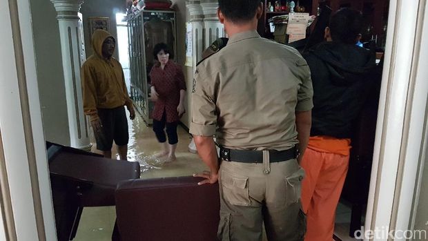 Penampakan di dalam rumah Wakil Wali Kota Serang, Sulhi.