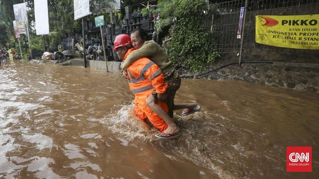 Para Pemuda yang Berjibaku Saat Banjir Kepung Jakarta